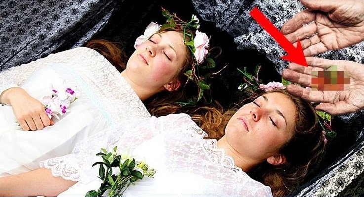 Durante il funerale delle bellissime gemelle, il padre mise loro in bocca un piccolo fazzoletto. Quello che accadde dopo è incredibile…