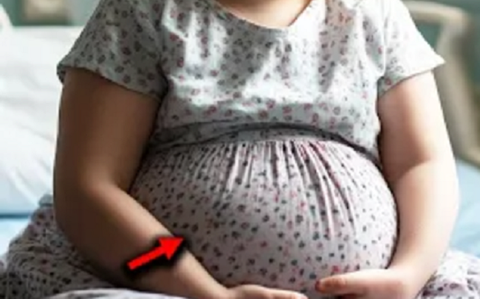 La pancia della ragazza cresceva e il patrigno sorrideva in modo strano. La madre la portò da una dottoressa, che chiamò immediatamente la polizia…